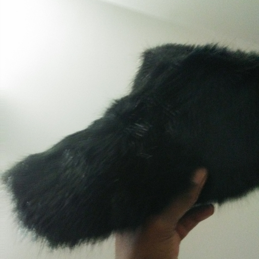 Women's size 9 UGG slipper furry. Fits small by 1